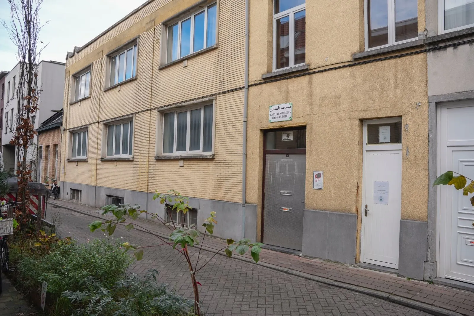 Gevel van de moskee in de Sint-Lambertusstraat 68