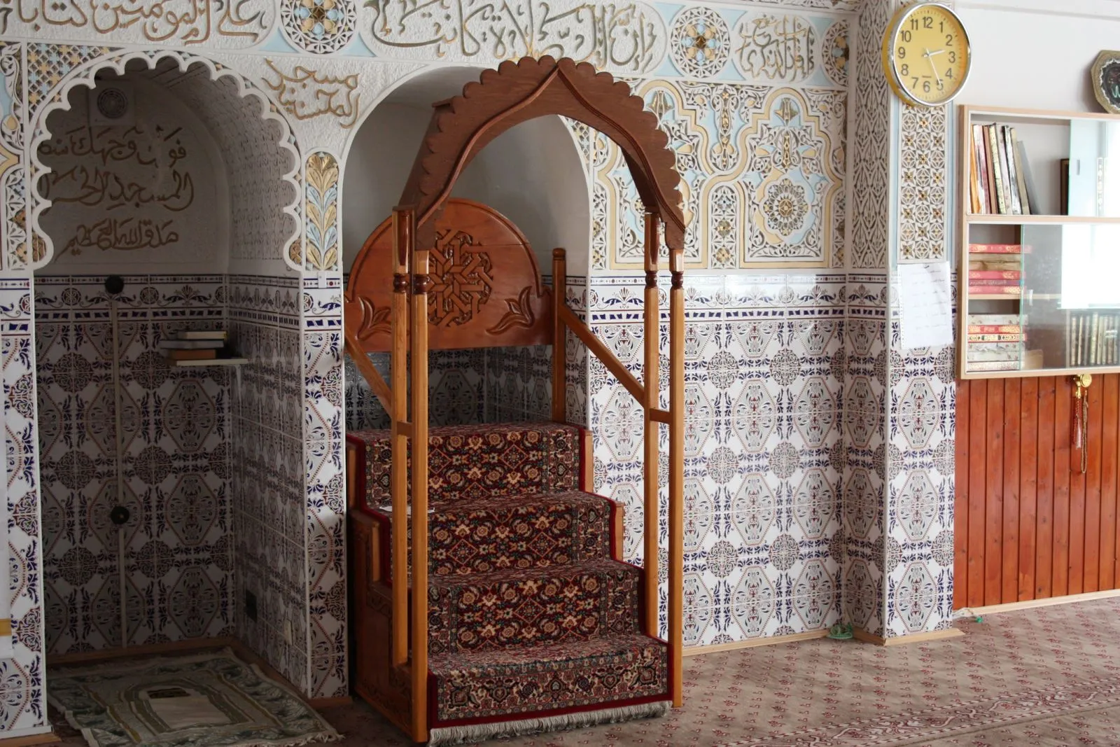 Minbar en mihrab met Marokkaans tegelwerk